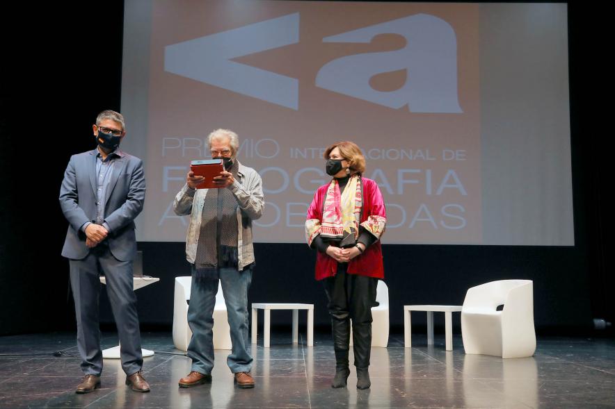 Alcalde Ángel Sánchez Sanguino, Concejala Rosario Tamayo y Ramón Masats, galardonado. 