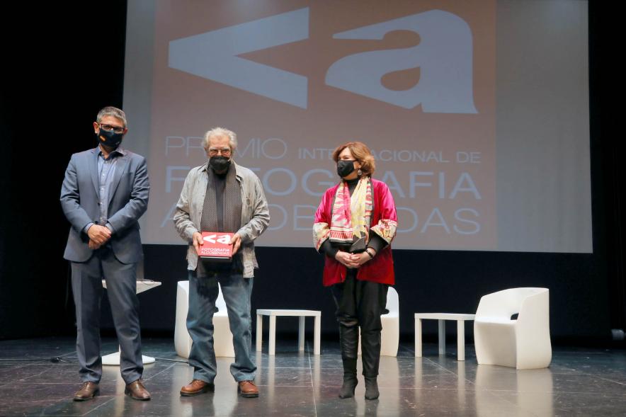 Alcalde Ángel Sánchez Sanguino, Concejala Rosario Tamayo y Ramón Masats, galardonado. 