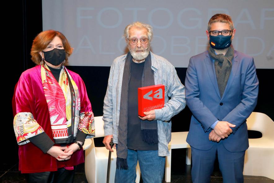 Alcalde Ángel Sánchez Sanguino, Concejala Rosario Tamayo y Ramón Masats, galardonado. 
