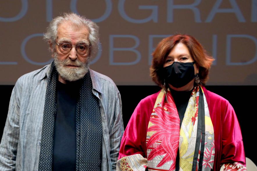 Concejala Rosario Tamayo y Ramón Masats, galardonado. 