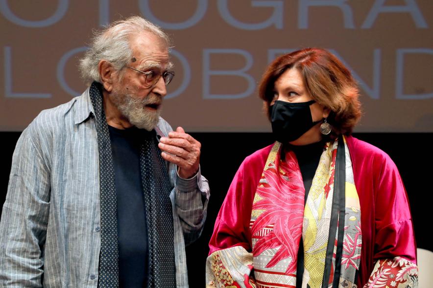 Concejala Rosario Tamayo y Ramón Masats, galardonado. 