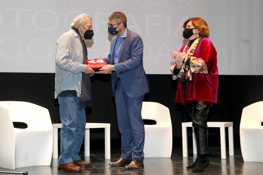Alcalde Ángel Sánchez Sanguino haciendo entrega del premio al galardonado Ramón Masats.