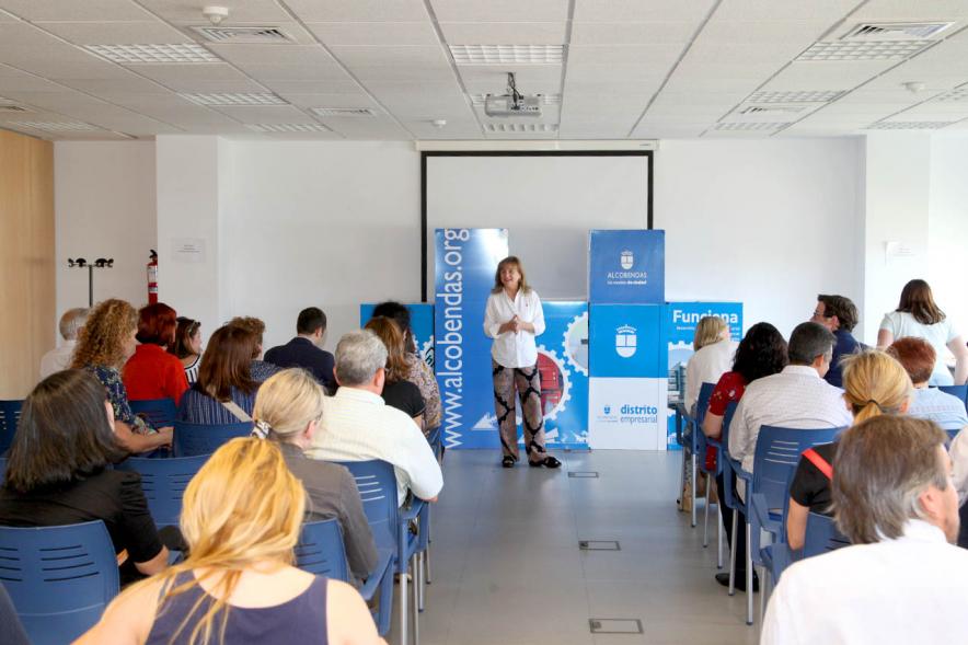 Nieves Cuesta, Directora gral de comercio. Entrega de Diplomas Programa de Formación Empresarial y Comercial 