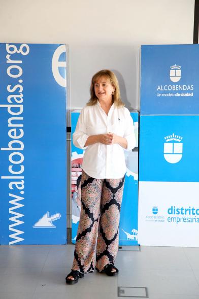 Discurso, Nieves Cuesta, Directora gral de comercio . Entrega de Diplomas Programa de Formación Empresarial y Comercial - 164100