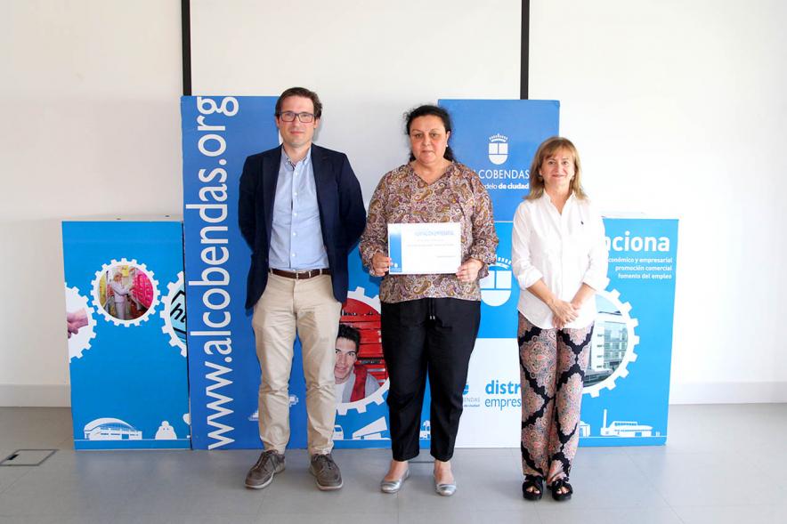 Agustín Martin, Concejal de Economía y Hacienda, Nieves Cuesta, Directora gral de comercio y diplomado. Entrega de Diplomas Programa de Formación Empresarial y Comercial - 2019