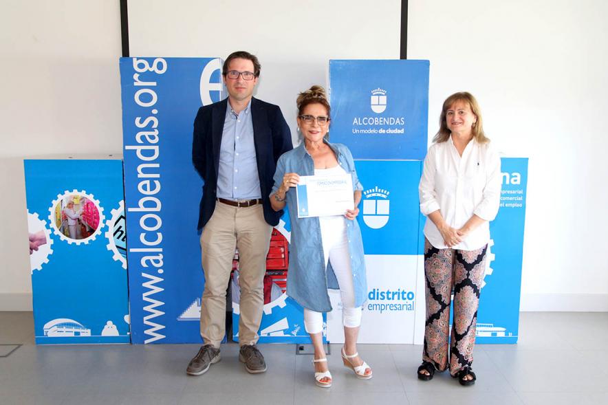Agustín Martin, Concejal de Economía y Hacienda, Nieves Cuesta, Directora gral de comercio y diplomado. Entrega de Diplomas Programa de Formación Empresarial y Comercial - 2019