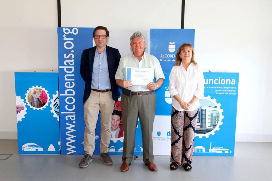 Agustín Martin, Concejal de Economía y Hacienda, Nieves Cuesta, Directora gral de comercio y diplomado. Entrega de Diplomas Programa de Formación Empresarial y Comercial - 2019