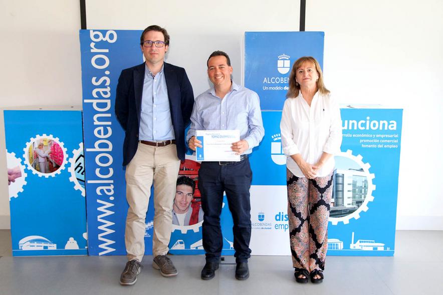  Agustín Martin, Concejal de Economía y Hacienda, Nieves Cuesta, Directora gral de comercio y diplomado. Entrega de Diplomas Programa de Formación Empresarial y Comercial - 2019