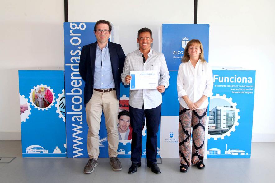  Agustín Martin, Concejal de Economía y Hacienda, Nieves Cuesta, Directora gral de comercio y diplomado. Entrega de Diplomas Programa de Formación Empresarial y Comercial - 2019
