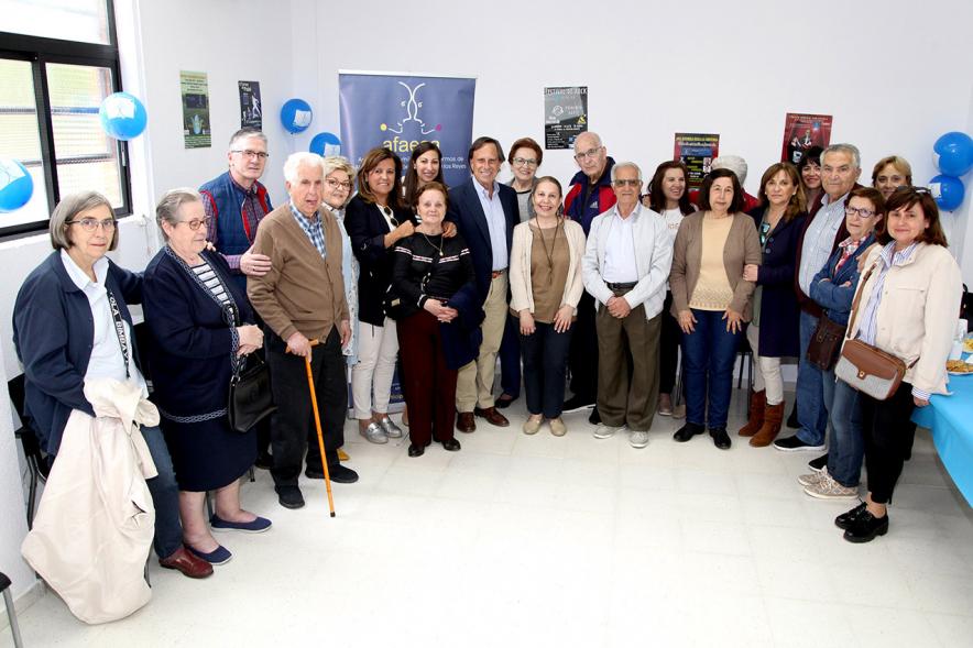 Alcalde Ignacio Vinuesa, concejal Mónica Galán y participantes. Entrega Local a Asociación de Familiares Enfermos de Alzheimer 2019