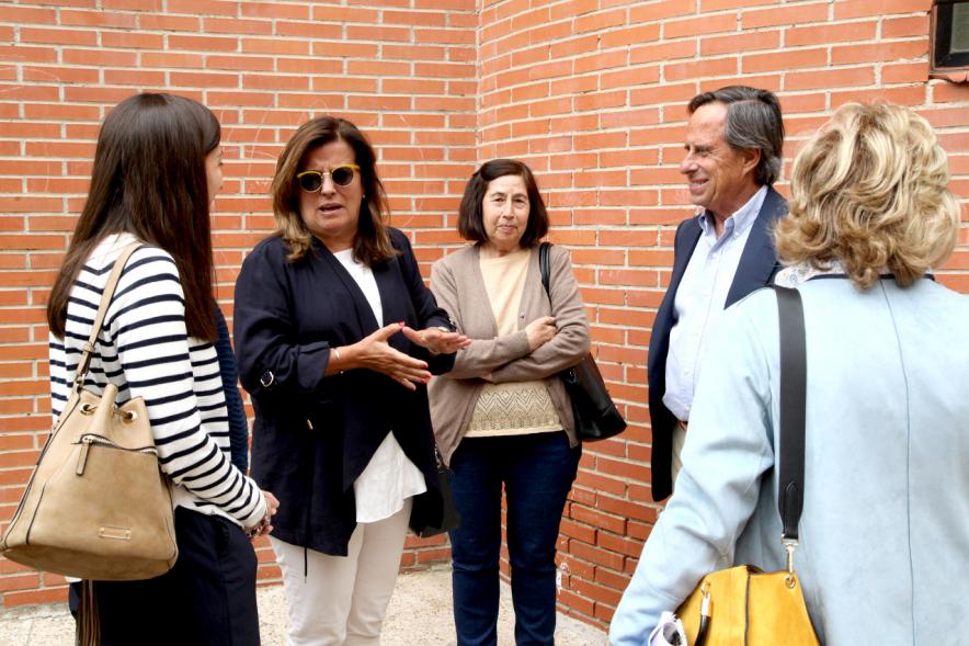 Alcalde Ignacio Vinuesa, concejal Mónica Galán y participantes. Entrega Local a Asociación de Familiares Enfermos de Alzheimer 2019