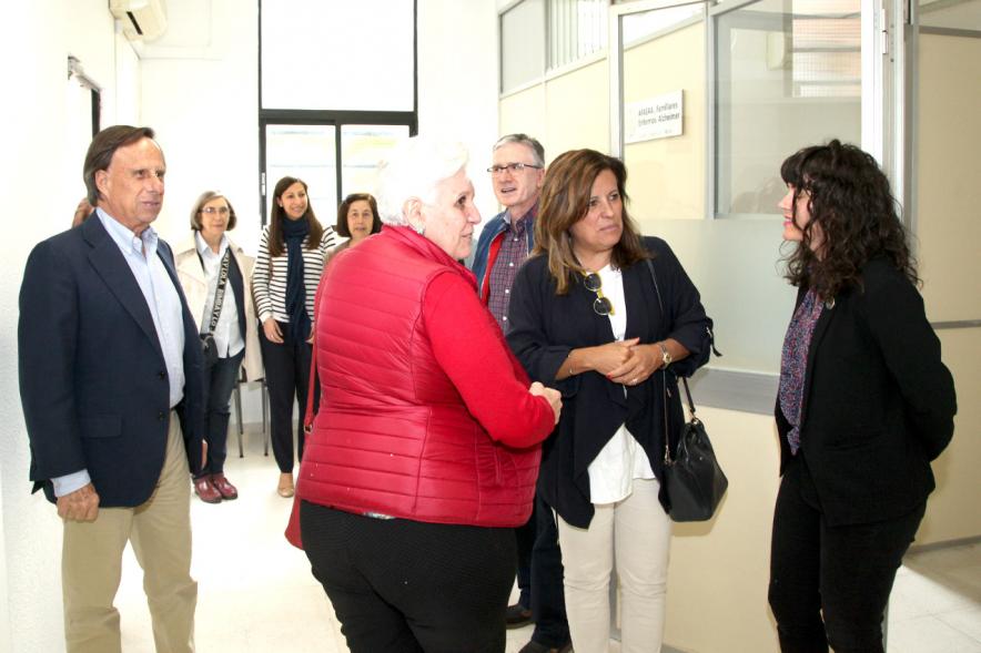Alcalde Ignacio Vinuesa, concejal Mónica Galán y participantes. Entrega Local a Asociación de Familiares Enfermos de Alzheimer 2019