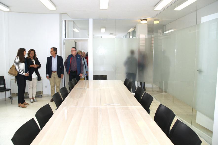 Alcalde Ignacio Vinuesa, concejal Mónica Galán y participantes. Entrega Local a Asociación de Familiares Enfermos de Alzheimer 2019
