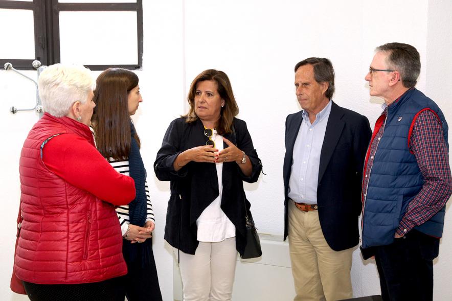 Alcalde Ignacio Vinuesa, concejal Mónica Galán y participantes. Entrega Local a Asociación de Familiares Enfermos de Alzheimer 2019