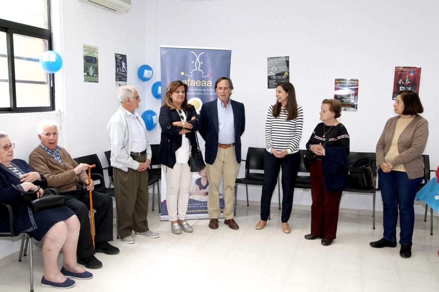 Alcalde Ignacio Vinuesa, concejal Mónica Galán y participantes. Entrega Local a Asociación de Familiares Enfermos de Alzheimer 2019