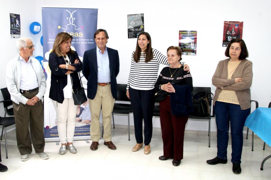 Alcalde Ignacio Vinuesa, concejal Mónica Galán y participantes. Entrega Local a Asociación de Familiares Enfermos de Alzheimer 2019