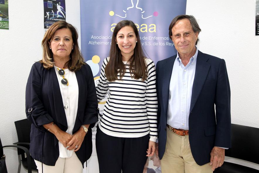 Alcalde Ignacio Vinuesa, concejal Mónica Galán y autoridad. Entrega Local a Asociación de Familiares Enfermos de Alzheimer 2019