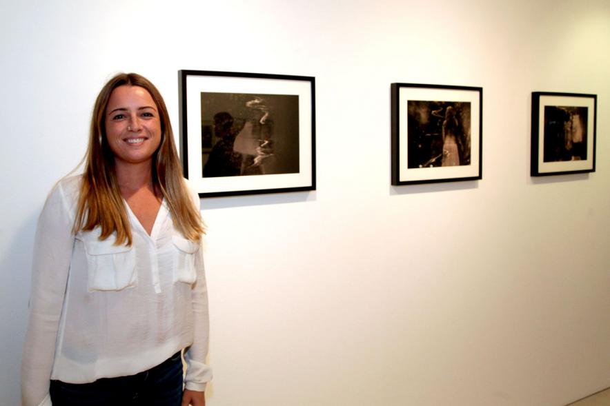 Entrega Premios VIIIº Concurso de Fotografía Ciudad de Alcobendas - Ire Lenes, segundo premio, Posa junto a sus obras.