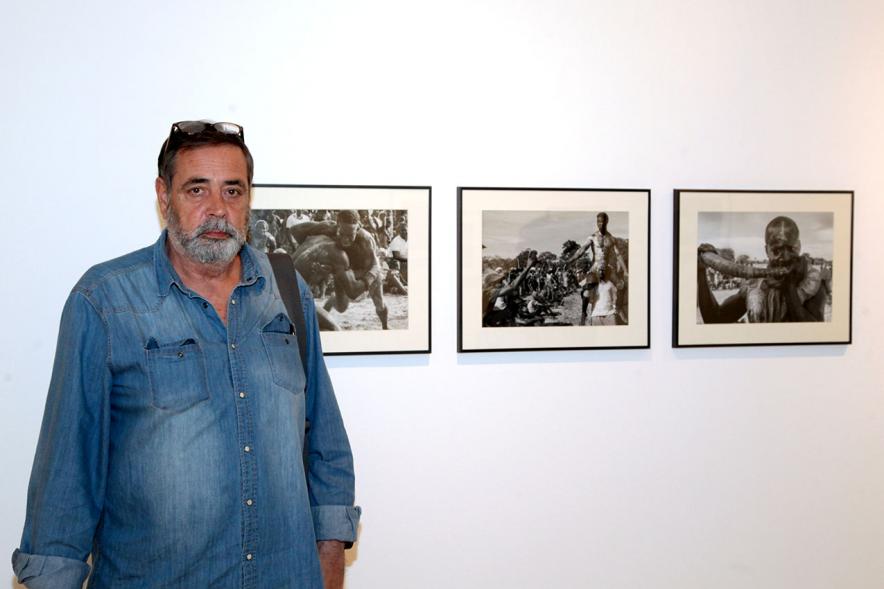 Entrega Premios VIIIº Concurso de Fotografía Ciudad de Alcobendas - Imagen de uno de los seleccionados del concurso junto a su obra.