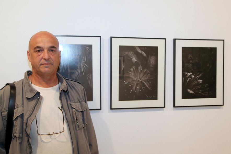 Entrega Premios VIIIº Concurso de Fotografía Ciudad de Alcobendas - Posado junto a su obra de uno de los seleccionados del concurso.