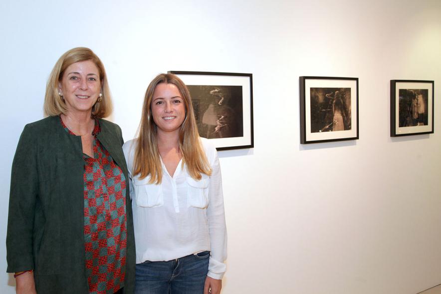 Entrega Premios VIIIº Concurso de Fotografía Ciudad de Alcobendas - Posado de la organizadora de Artistas del Pueblo, con Ire Lenes, segundo premio.