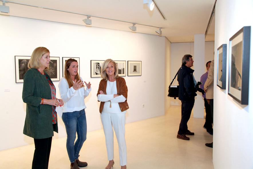 Entrega Premios VIIIº Concurso de Fotografía Ciudad de Alcobendas - Imagen de las concejales  junto a Ire Lenes.