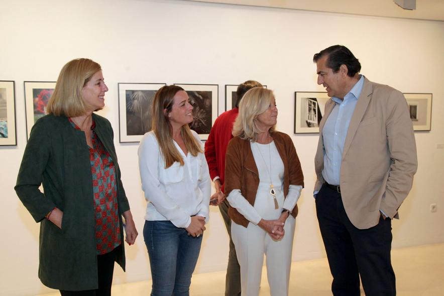 Entrega Premios VIIIº Concurso de Fotografía Ciudad de Alcobendas - Imagen de Fernando Martínez, concejal de cultura, con las organizadoras del premio. 