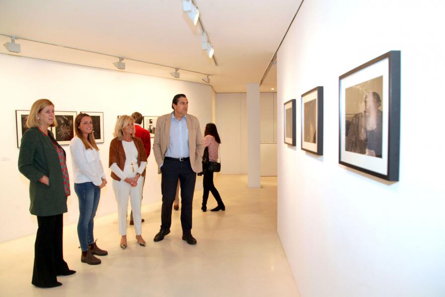 Entrega Premios VIIIº Concurso de Fotografía Ciudad de Alcobendas -  Imagen de Fernando Martínez, concejal de cultura, junto  a las organizadoras del premio.
