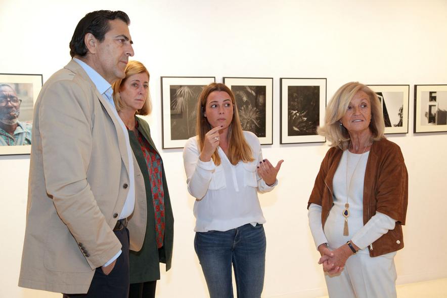 Entrega Premios VIIIº Concurso de Fotografía Ciudad de Alcobendas - Imagen de Fernando Martinez, Felicidad Palacio, concejales junto a Ire Lenes , segundo premio.
