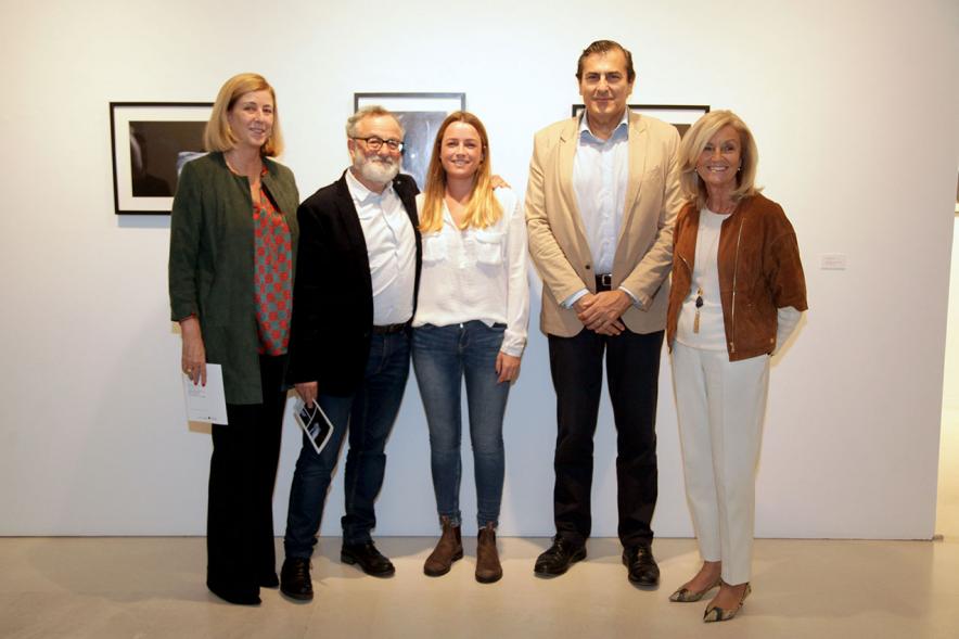 Entrega Premios VIIIº Concurso de Fotografía Ciudad de Alcobendas - Posado del ganador junto a os concejales del ayuntamiento y un seleccionado del concurso.