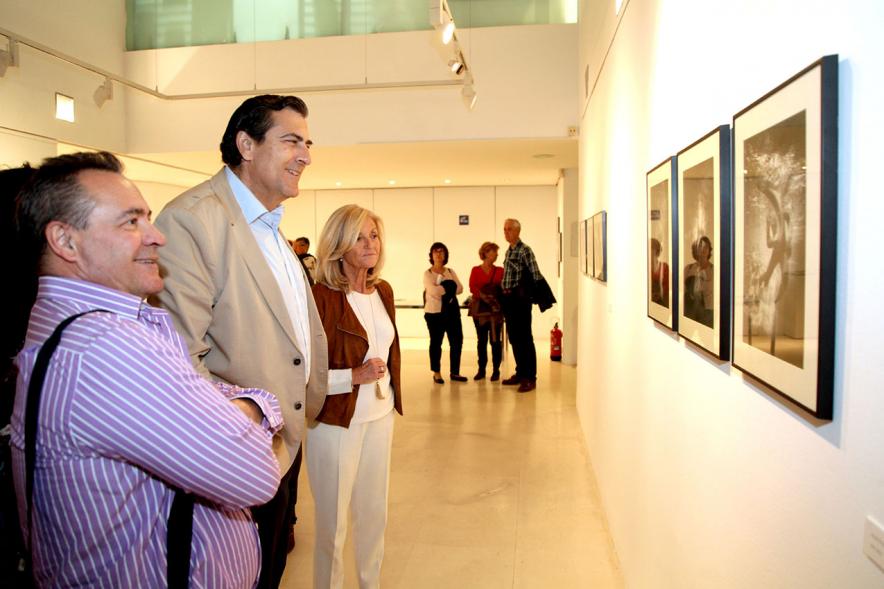 Entrega Premios VIIIº Concurso de Fotografía Ciudad de Alcobendas - Imagen de los concejales  del ayuntamiento, junto a un seleccionado del concurso.