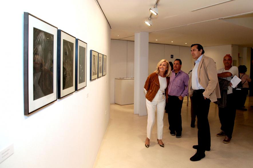 Entrega Premios VIIIº Concurso de Fotografía Ciudad de Alcobendas - Fernando Martínez y Felicidad Palacio, contemplando las fotografías.