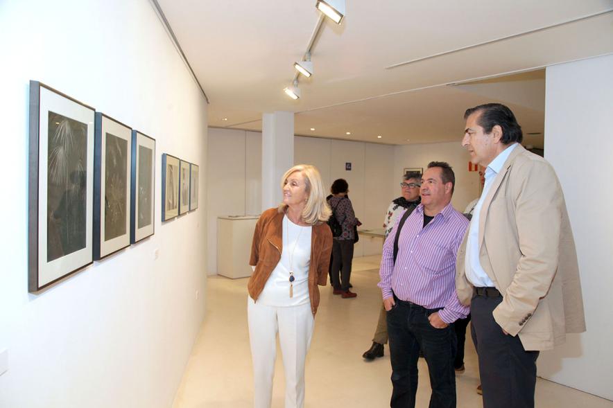 Entrega Premios VIIIº Concurso de Fotografía Ciudad de Alcobendas - Fernando Martínez y Mª Felicidad Palacio, concejales , contemplando las obras.