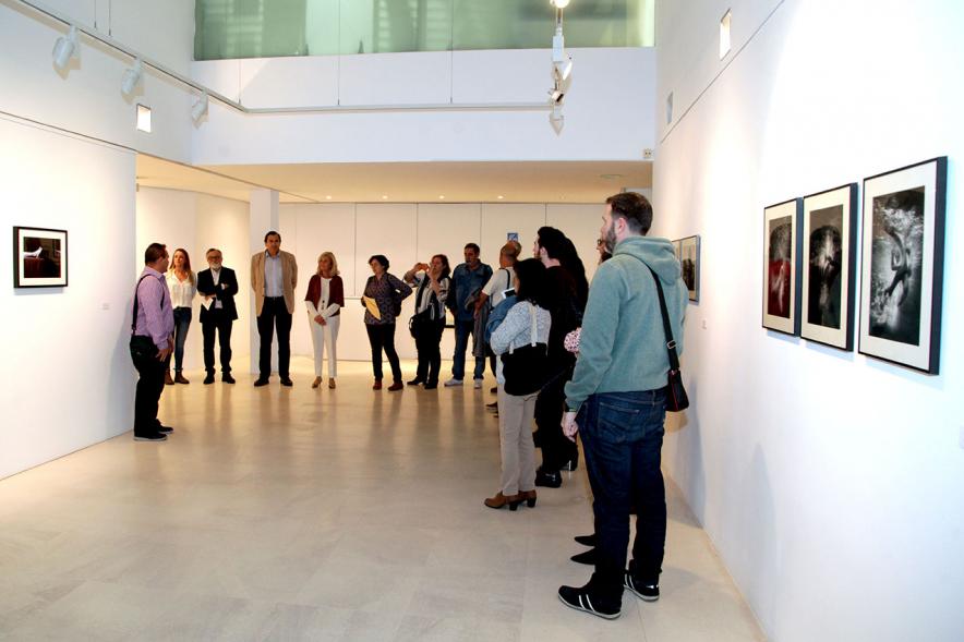 Entrega Premios VIIIº Concurso de Fotografía Ciudad de Alcobendas - Imagen del organizador del concurso dirigiéndose al público.