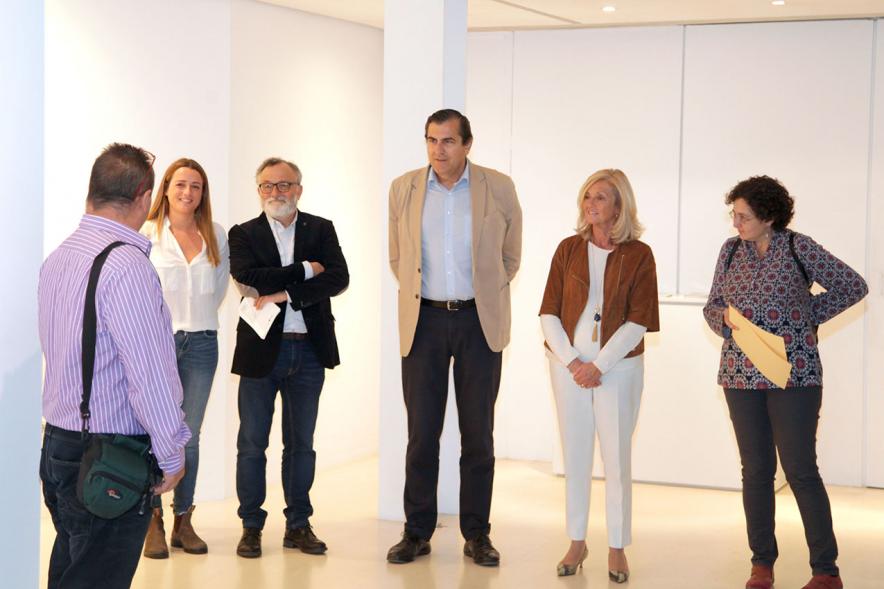 Entrega Premios VIIIº Concurso de Fotografía Ciudad de Alcobendas - Fernando Martínez, María Felicidad Palacio, concejales del ayuntamiento junto a los premiados y una visita.