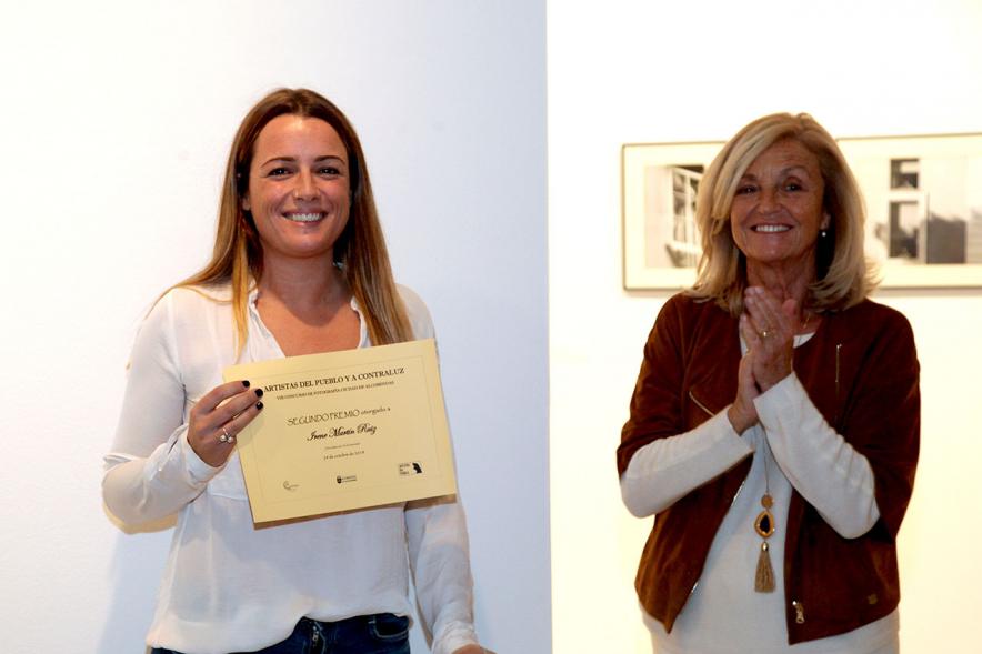 Entrega Premios VIIIº Concurso de Fotografía Ciudad de Alcobendas -  Ire Lenes,  segundo premio de fotografía, posa con su diploma  la concejal.