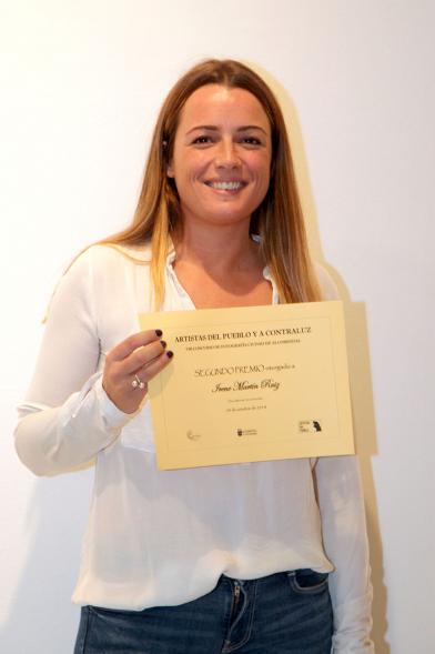 Entrega Premios VIIIº Concurso de Fotografía Ciudad de Alcobendas -  Ire Lenes, segundo premio de fotografía, posa con su diploma.