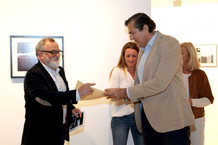 Entrega Premios VIIIº Concurso de Fotografía Ciudad de Alcobendas - Fernando Martínez, concejal de cultura, entrega en diploma a Miguel Ángel de la Fuente.