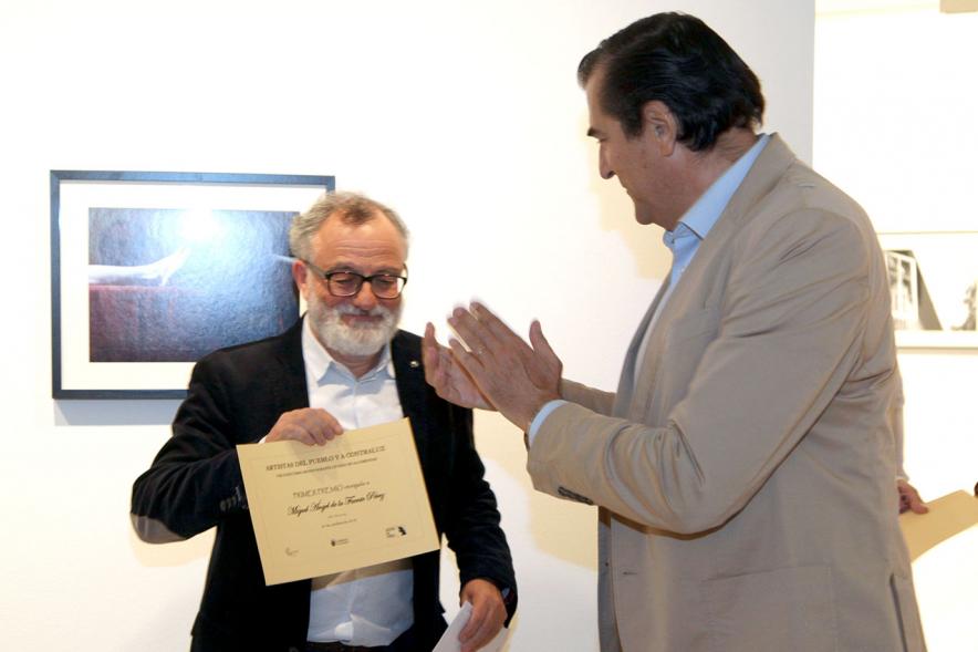 Entrega Premios VIIIº Concurso de Fotografía Ciudad de Alcobendas - Aplauso del concejal de cultura para el primer premio de fotografía Miguel Ángel de la Fuente. 