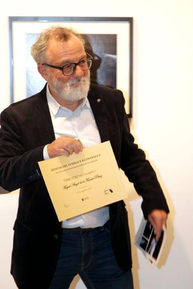 Entrega Premios VIIIº Concurso de Fotografía Ciudad de Alcobendas - Imagen de Miguel Angel de la fuente,  primer premio, con su diploma.