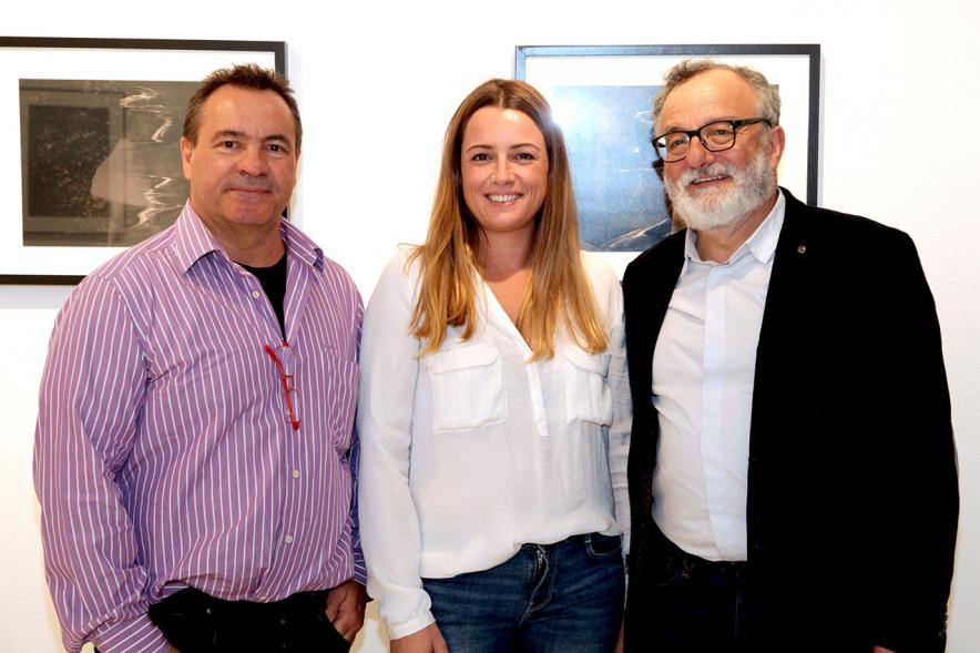 Entrega Premios VIIIº Concurso de Fotografía Ciudad de Alcobendas - Posado de los dos fotógrafos premiados con un visitante.