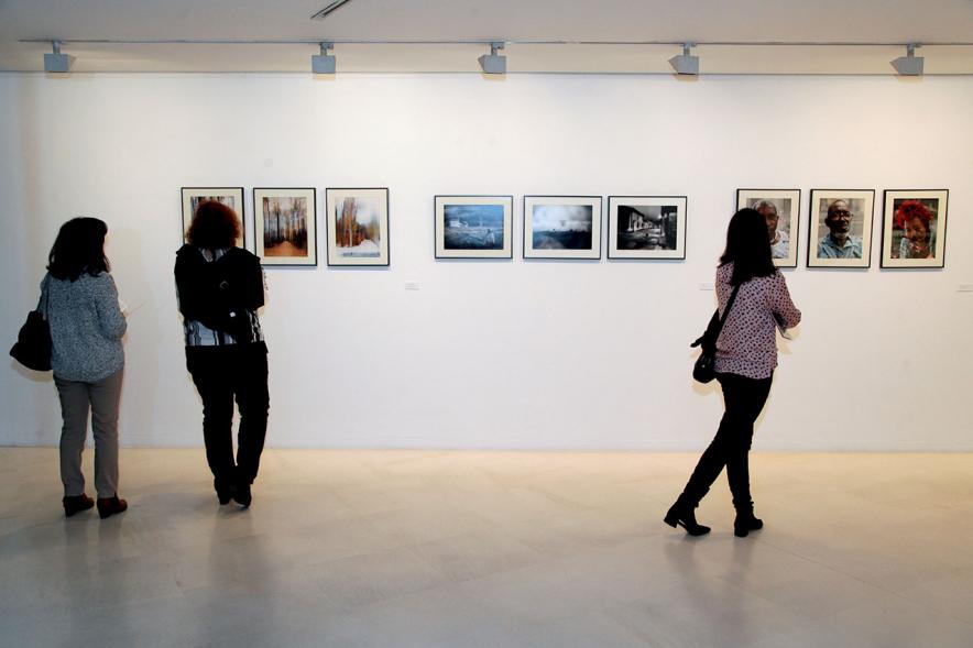 Entrega Premios VIIIº Concurso de Fotografía Ciudad de Alcobendas - Imagen central de parte de las obras expuestas.