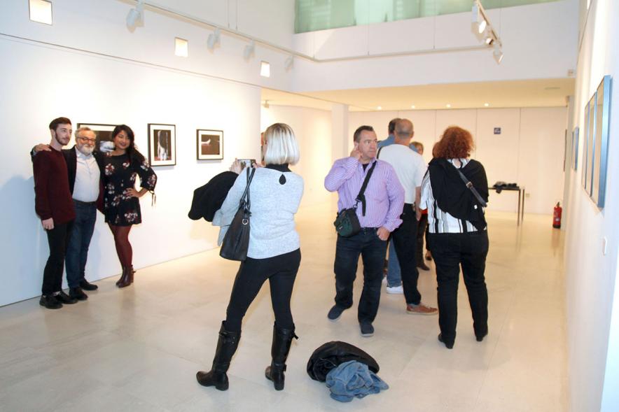 Entrega Premios VIIIº Concurso de Fotografía Ciudad de Alcobendas -  Imagen de los premiados junto a los concejales y el público asistente.