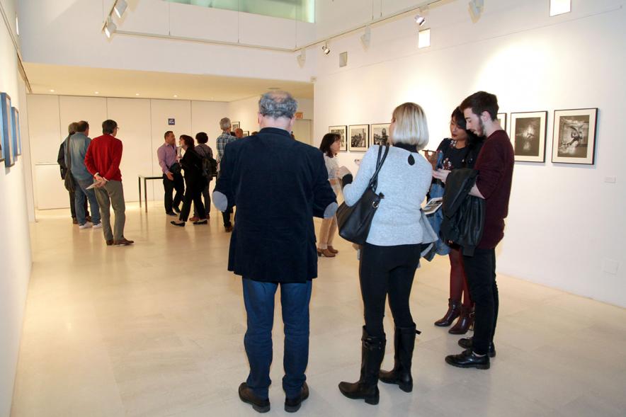Entrega Premios VIIIº Concurso de Fotografía Ciudad de Alcobendas - Panorámica de la sala de exposiciones con los visitantes.