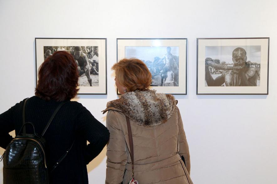 Entrega Premios VIIIº Concurso de Fotografía Ciudad de Alcobendas - Exposición de las fotografías premiadas  y los visitantes.