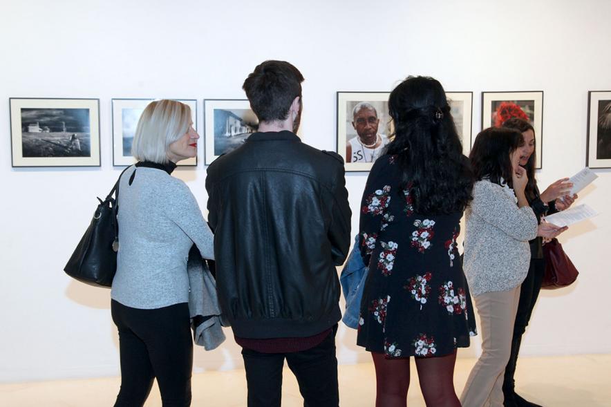 Entrega Premios VIIIº Concurso de Fotografía Ciudad de Alcobendas - Imagen posterior de los visitantes  de la exposición.