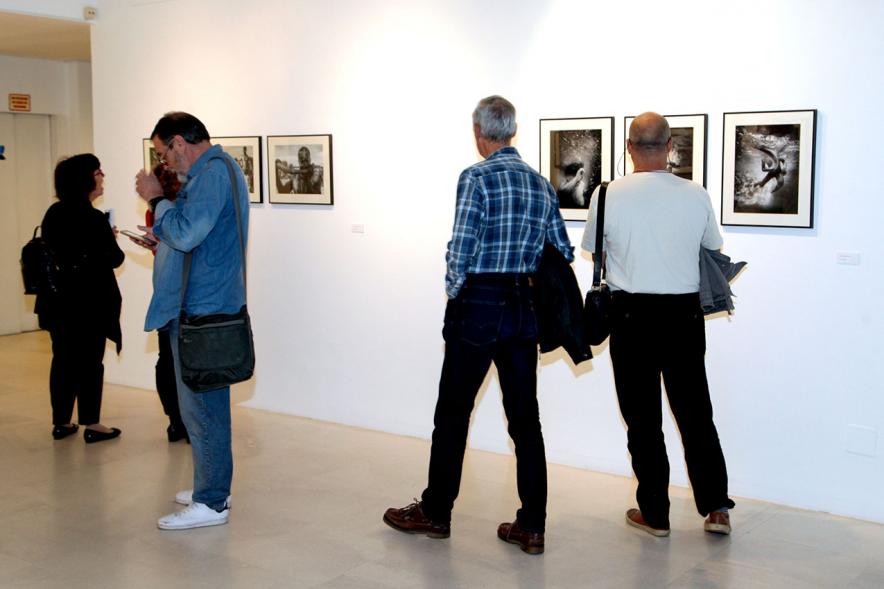 Entrega Premios VIIIº Concurso de Fotografía Ciudad de Alcobendas - Imagen de la exposición y los visitantes. 