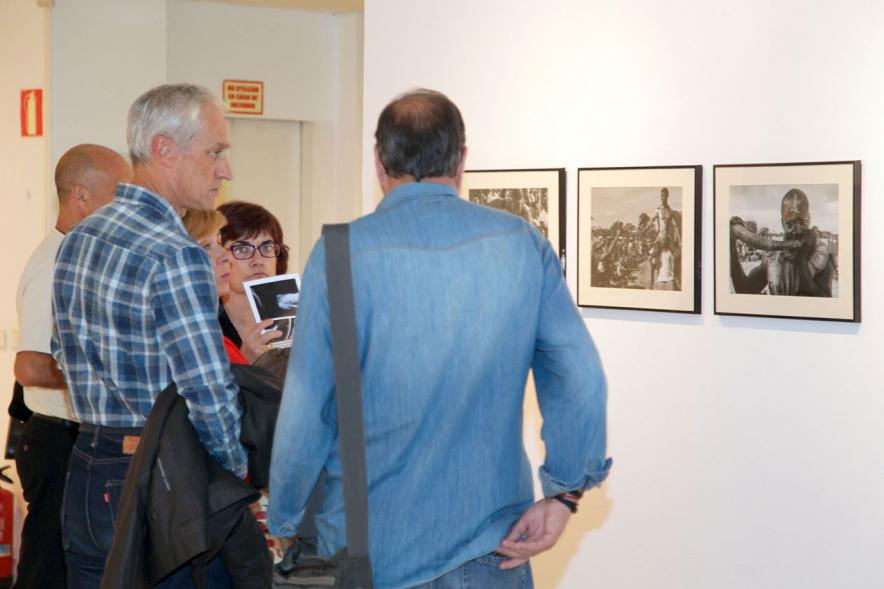 Entrega Premios VIIIº Concurso de Fotografía Ciudad de Alcobendas -  Imagen de la parte posterior de las visitas.