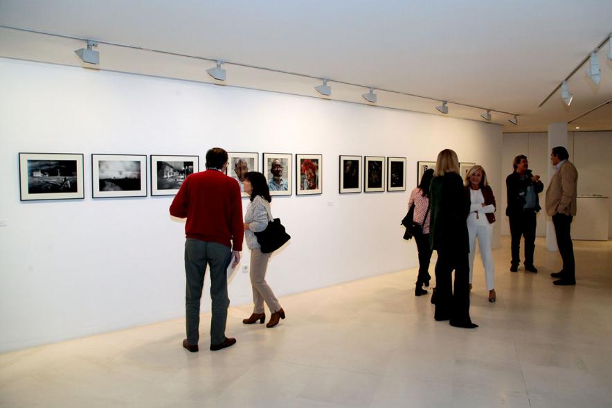 Entrega Premios VIIIº Concurso de Fotografía Ciudad de Alcobendas - Imagen de la sala de exposiciones y los visitantes.