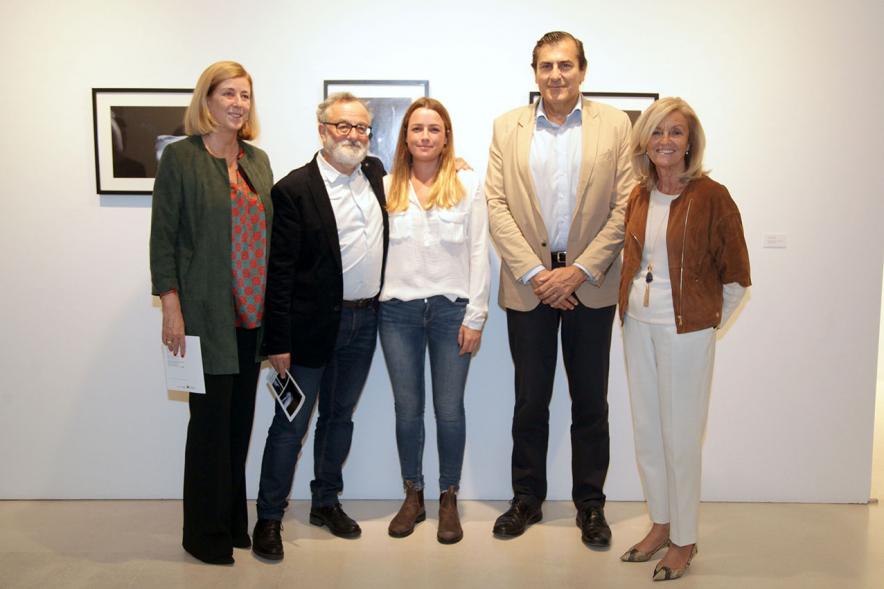 Entrega Premios VIIIº Concurso de Fotografía Ciudad de Alcobendas - Miguel Angel de la Fuente, primer premio, posa junto a los concejales del ayuntameinto de Alcobendas.
